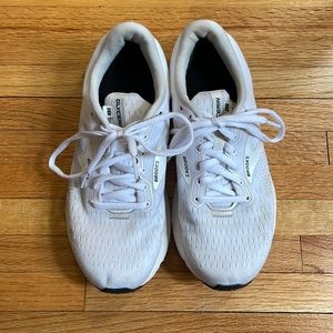 White Brooks’ Glycerin 17 running sneakers